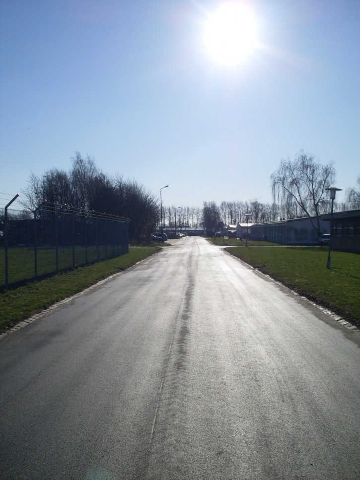 Kasernevej i solskin