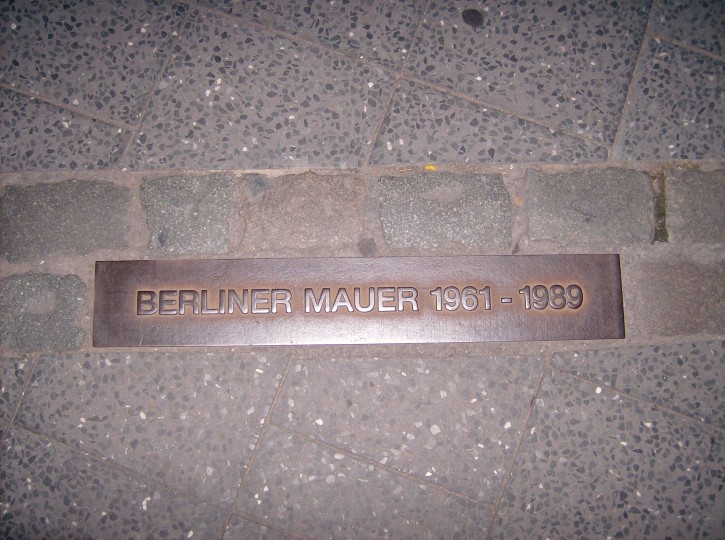 Berlinmuren... Nu som fortorv! Berlinmuren... Nu som fortorv!