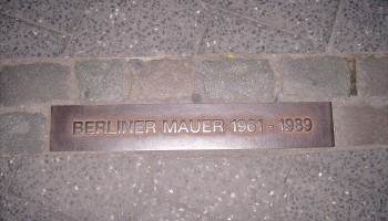 Berlinmuren... Nu som fortorv!