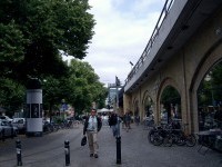 Udenfor en af Berlins travle S/U-stationer