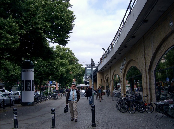 Udenfor en af Berlins travle S/U-stationer