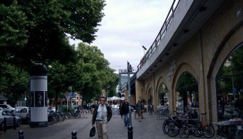 Udenfor en af Berlins travle S/U-stationer