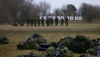 Forberedelse til skydning på skydebanen 