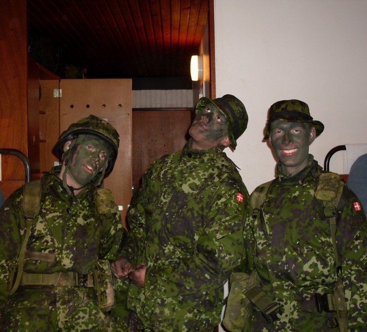 Trætte værelseskammerater efter feltdag