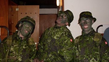 Trætte værelseskammerater efter feltdag